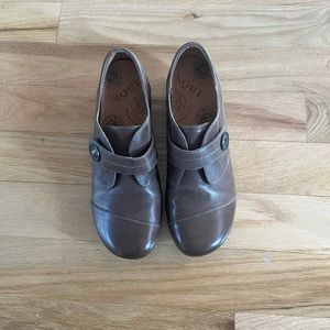 Taos Rhumba Women's Size 10 Brown Leather Cap Toe Comfort Low Heel Pump Bootie